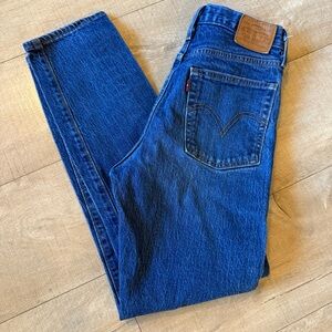 Levi's Wedgie classic Mid blue size 26 closet staple minimalist capsule wardrobe